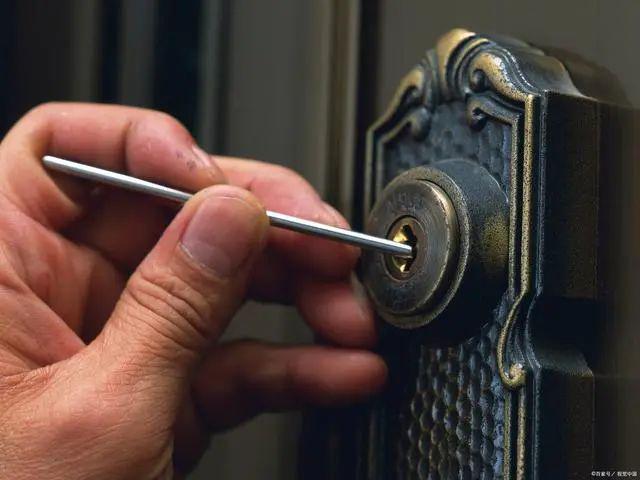 开锁师傅遇“执照风波” 一场情理与法规的碰撞